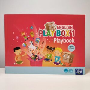 Okładka książki English PlayBox 1. Wesołe dzieci i PalyBox patrzą jak z pudełka wyskakują różne przedmioty.