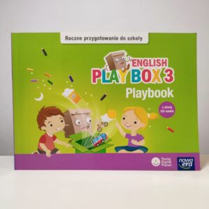 Okładka książki English Play Box 3. Usmiechniete dzieci i PlayBox patrza na wyskakujące z pudełka przedmioty.